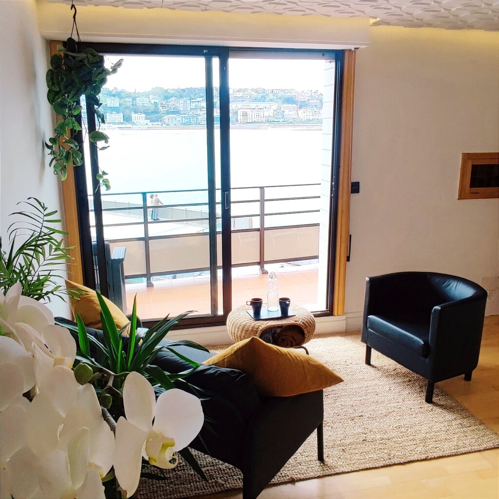 Consulta de psicoterapia con vistas al mar